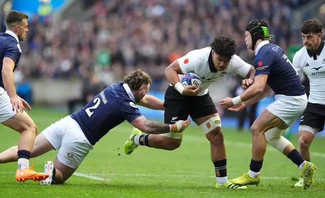 New Zealand's Wallace Sititi, centre, gets past Scotland's Ewan Ashman during Rugby Union Autumn Series match between Scotland and New Zealand in Edinburgh, Scotland, Saturday, Nov. 8, 2025. (Andrew Milligan/PA via AP)