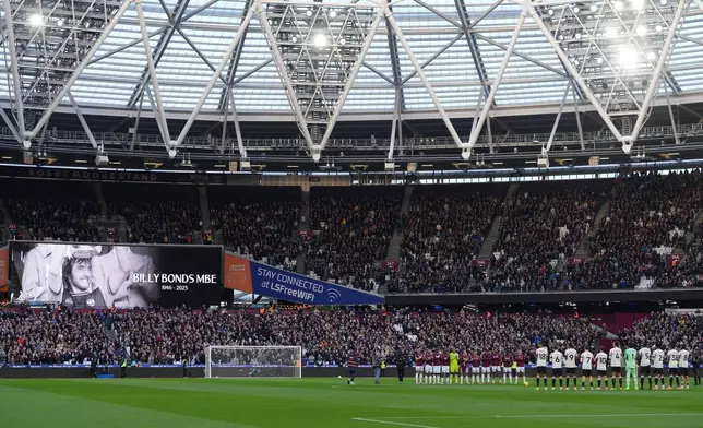 West Ham United and Liverpool players observe a minute of silence for a Wast Ham legend Billy Bonds died aged 79, prior to the start of the English Premier League soccer match between West Ham United and Liverpool, in London, Sunday, Nov. 30, 2025. (AP Photo/Kirsty Wigglesworth)