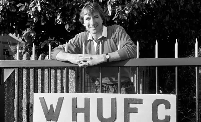 FILE - West Ham United Football Club's new manager, former midfielder, Billy Bonds at Upton Park, London, Jan. 23, 1990. Billy Bonds, the former West Ham United player and manager, has died, Sunday Nov. 30, 2025. He was 79. (Malcom Croft/PA via AP)