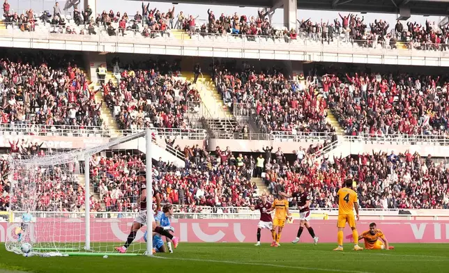 Torino's Giovanni Simeone, center right, scores during the Serie A soccer match between Torino and Pisa in Turin, Italy, Sunday, Nov. 2, 2025. (Fabio Ferrari/LaPresse via AP)