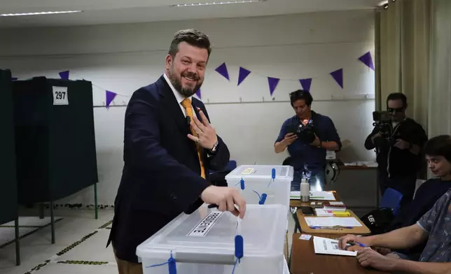 Presidential candidate Johannes Kaiser of the National Libertarian Party, votes during general elections in Santiago, Chile, Sunday, Nov. 16, 2025. (AP Photo/Cristobal Escobar)