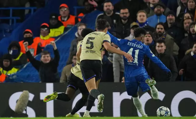 Chelsea's Estevao, right, scores his side's second goal during the Champions League opening phase soccer match between Chelsea and Barcelona in London, Tuesday, Nov. 25, 2025. (AP Photo/Kin Cheung)