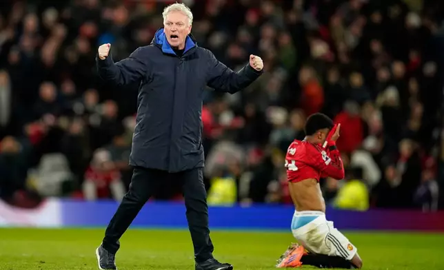 Everton's head coach David Moyes celebrates after the English Premier League soccer match between Manchester United and Everton in Manchester, England, Monday, Nov. 24, 2025. (AP Photo/Dave Thompson)