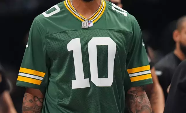 Dallas Mavericks forward Anthony Davis wears a NFL quarterback Jordan Love, of the Green Bay Packers, during the first half of an NBA basketball game against the Portland Trail Blazers Sunday, Nov. 16, 2025, in Dallas. (AP Photo/Julio Cortez)