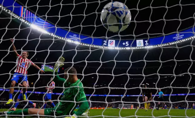 Atletico Madrid's Marcos Llorente scores his side's third goal during a Champions League opening phase soccer match between Atletico Madrid and Union Saint-Gilloise in Madrid, Spain, Tuesday, Nov. 4, 2025. (AP Photo/Manu Fernandez)