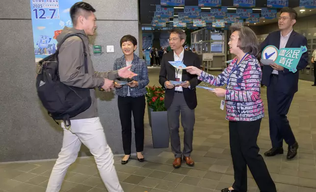 CSB and staff union representatives call on civil servants to cast their votes  Source: HKSAR Government Press Releases