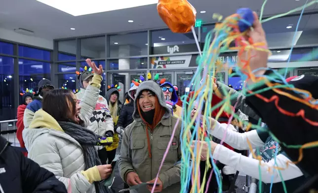 Adam Her wins the $5000 prize as he walks into Mall of America for Black Friday deals, Friday, Nov. 28, 2025, in Bloomington, Minn. (AP Photo/Adam Bettcher)