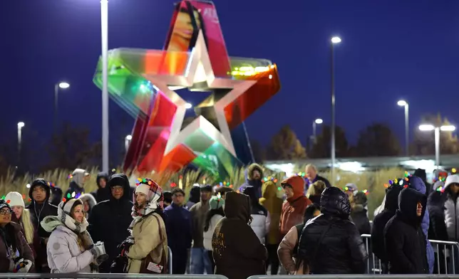 Shoppers line up to get into Mall of America for Black Friday deals, Friday, Nov. 28, 2025, in Bloomington, Minn. (AP Photo/Adam Bettcher)