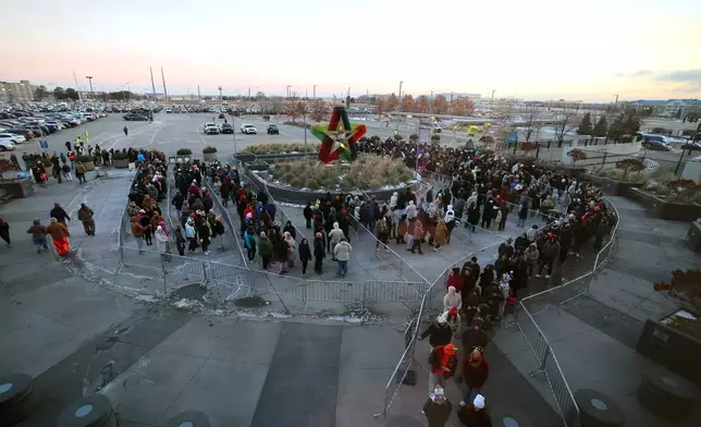 Shoppers line up to get into Mall of America for Black Friday deals, Friday, Nov. 28, 2025, in Bloomington, Minn. (AP Photo/Adam Bettcher)