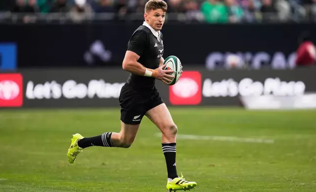New Zealand's Beauden Barrett runs with the ball during the rugby international between the All Blacks and Ireland in Chicago, Saturday, Nov. 1, 2025. (AP Photo/Erin Hooley)