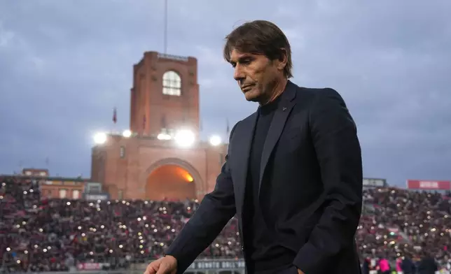 Napoli's head coach Antonio Conte leaves the pitch at the end of a Serie A soccer match between Bologna and Napoli, in Bologna, northern Italy, Sunday, Nov. 9, 2025. (Massimo Paolone/LaPresse via AP)