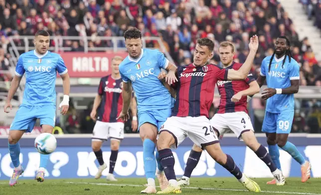 Bologna's Thijs Dallinga, center right, scores his side's opening goal during a Serie A soccer match between Bologna and Napoli, in Bologna, northern Italy, Sunday, Nov. 9, 2025. (Massimo Paolone/LaPresse via AP)