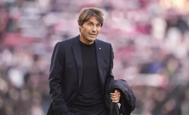 Napoli's head coach Antonio Conte at a Serie A soccer match between Bologna and Napoli, in Bologna, northern Italy, Sunday, Nov. 9, 2025. (Massimo Paolone/LaPresse via AP)
