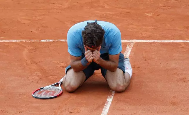 FILE - Switzerland's Roger Federer jubilates after defeating Sweden's Robin Soderling during their men's singles final match of the French Open tennis tournament at the Roland Garros stadium in Paris, June 7, 2009. (AP Photo/Christophe Ena, File)