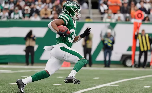 New York Jets running back Kene Nwangwu (34) returns a kickoff for a touchdown in the first of an NFL football game against the Cleveland Browns, Sunday, Nov. 9, 2025, in East Rutherford, N.J. (AP Photo/Adam Hunger)
