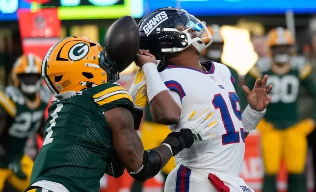 Green Bay Packers' Micah Parsons knocks the ball from New York Giants' Jameis Winston on the final play of the game Sunday, Nov. 16, 2025, in East Rutherford, N.J. (AP Photo/Seth Wenig)