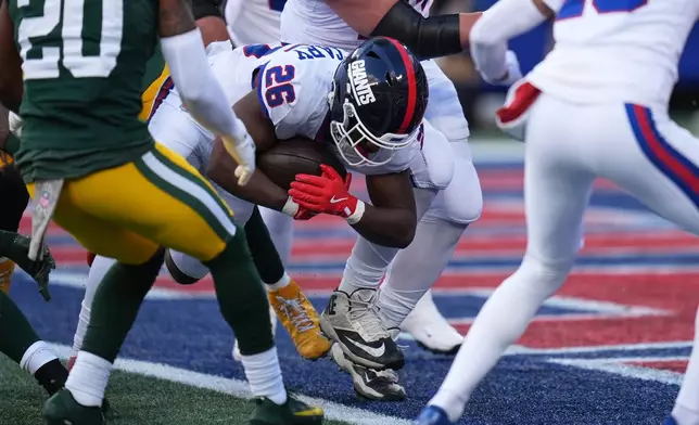 New York Giants' Devin Singletary runs for a touchdown during the first half of an NFL football game against the Green Bay Packers Sunday, Nov. 16, 2025, in East Rutherford, N.J. (AP Photo/Seth Wenig)