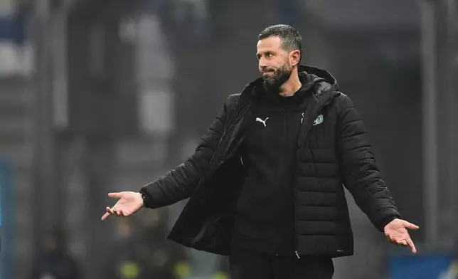 Sassuolo's head coach Fabio Grosso reacts during the Serie A soccer match between Sassuolo Calcio and Pisa Sporting Club in Reggio Emilia, Italy, Monday, Nov. 24, 2025. (Massimo Paolone/LaPresse via AP)
