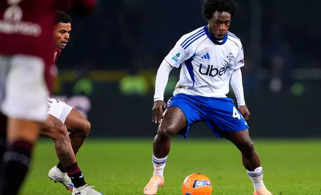 Como's Jayden Addai keeps his eyes on the ball during the Serie A soccer match between Torino and Como, in Turin, Italy, Monday, Nov. 24, 2025. (Fabio Ferrari/LaPresse via AP)
