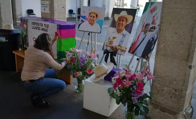 An memorial stands in honor of slain Mayor Carlos Manzo Rodriguez in Uruapan, Mexico, Friday, Nov. 21, 2025, as Michoacan state prosecutors detain suspects in his killing. (AP Photo/Eduardo Verdugo)