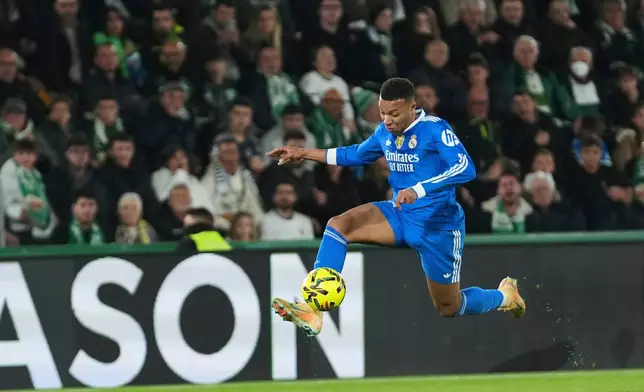 Real Madrid's Kylian Mbappe controls the ball during the Spanish La Liga soccer match between Elche and Real Madrid in Elche, Spain, Sunday, Nov. 23, 2025. (AP Photo/Alberto Saiz)