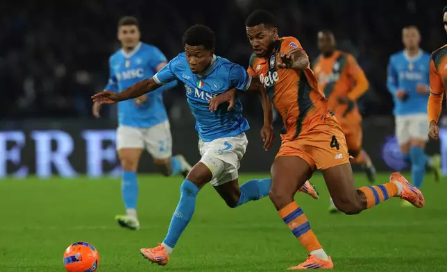 Napoli's David Neres, left, and Atalanta's Isak Hien, right, challenge for the ball during the Serie A soccer match between SSC Napoli and Atalanta Bergamo in Naples, Italy, Saturday, Nov. 22 , 2025. (Alessandro Garofalo/LaPresse via AP)
