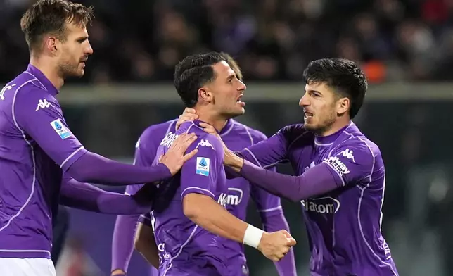 Fiorentina's Rolando Mandragora, center, celebrates scoring during the Serie A soccer match between Fiorentina and Juventus in Florence, Italy, Saturday Nov. 22, 2025. (Massimo Paolone/LaPresse via AP)