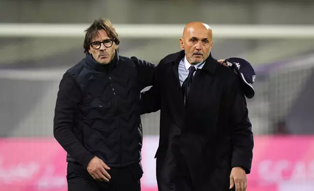 Fiorentina's head coach Paolo Vanoli, left, and Juventus' head coach Luciano Spalletti during the Serie A soccer match between Fiorentina and Juventus in Florence, Italy, Saturday Nov. 22, 2025. (Massimo Paolone/LaPresse via AP)