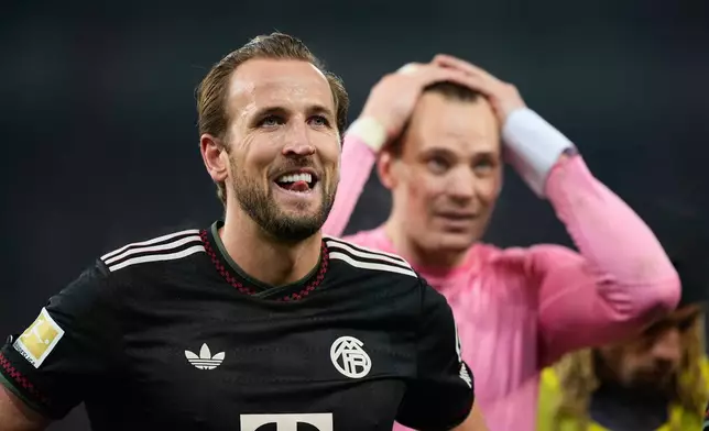 Bayern's Harry Kane reacts besides goalkeeper Manuel Neuer after the Bundesliga soccer match between Union Berlin and FC Bayern Munich in Berlin, Germany, Saturday, Nov. 8, 2025. (AP Photo/Martin Meissner)