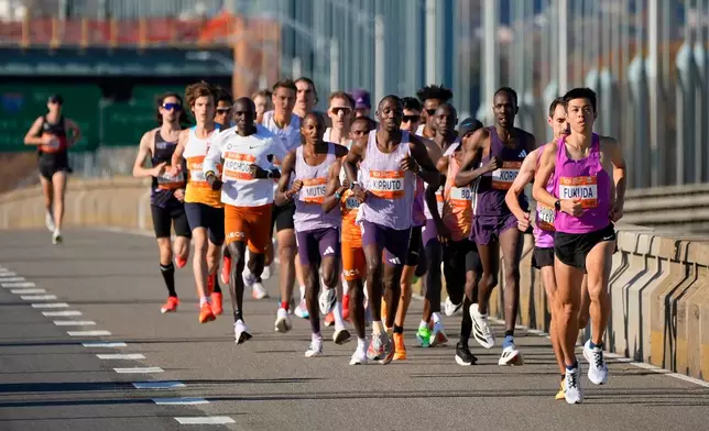 Yudai Fukuda, right, of Japan, leads the elite men's division early at the start of the New York City Marathon, Sunday, Nov. 2, 2025, in New York. (AP Photo/Yuki Iwamura)