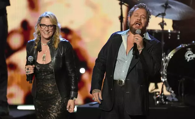 Susan Tedeschi, left, of Tedeschi Trucks Band and Nathaniel Rateliff perform during the 2025 Rock and Roll Hall of Fame Induction Ceremony on Saturday, Nov. 8, 2025, at L.A. Live in Los Angeles. (AP Photo/Chris Pizzello)