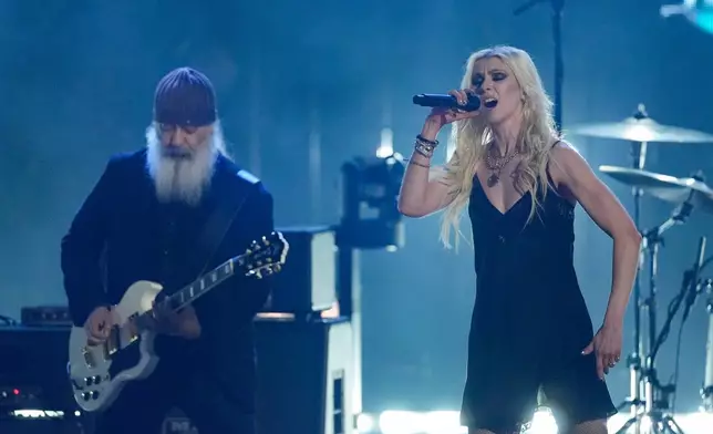 Taylor Momsen, right performs with Kim Thayil of Soundgarden, during the 2025 Rock and Roll Hall of Fame Induction Ceremony on Saturday, Nov. 8, 2025, at L.A. Live in Los Angeles. (AP Photo/Chris Pizzello)