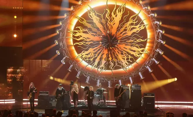 Jerry Cantrell of Alice in Chains, from left Kim Thayil of Soundgarden, Taylor Momsen, Brandi Carlile, Matt Cameron and Ben Shepherd of Soundgarden perform during the 2025 Rock and Roll Hall of Fame Induction Ceremony on Saturday, Nov. 8, 2025, at L.A. Live in Los Angeles. (AP Photo/Chris Pizzello)