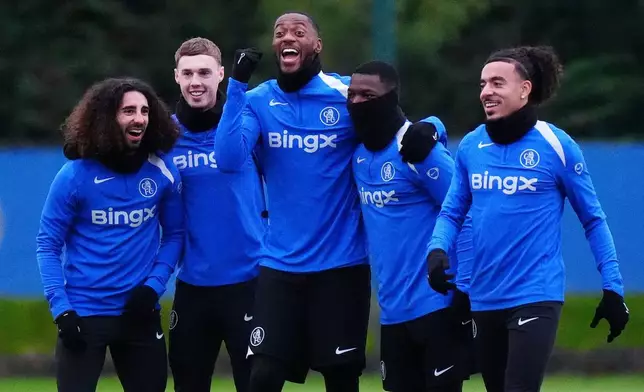 Chelsea's Cole Palmer, (second left) Marc Cucurella (left), Tosin Adarabioyo (centre), Moises Caicedo and Malo Gusto (right) during a training session at Cobham Training Ground, in London, Monday Nov. 24, 2025. (Bradley Collyer/PA via AP)