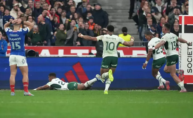 South Africa's Grant Williams, second left, scores a try during the rugby union Nations Series match between France and South Africa in Saint-Denis, outside Paris, Saturday, Nov. 8, 2025 . (AP Photo/Michel Euler)