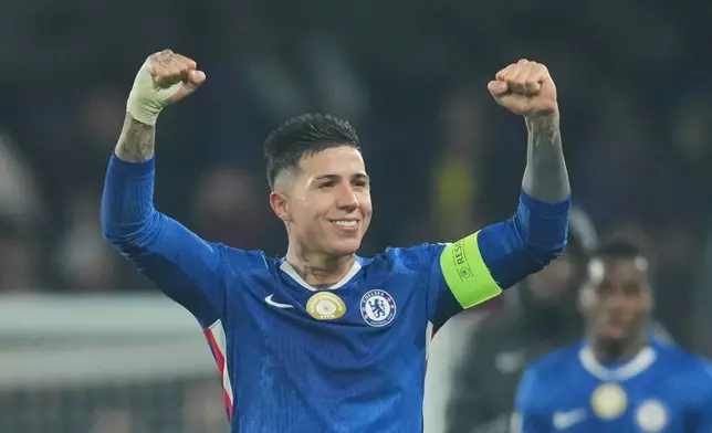 Chelsea's Enzo Fernandez applauds fans at the end of the Champions League opening phase soccer match between Chelsea and Barcelona in London, Tuesday, Nov. 25, 2025. (AP Photo/Kin Cheung)