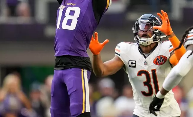 Minnesota Vikings wide receiver Justin Jefferson (18) misses a pass during the second half of an NFL football game against the Chicago Bears, Sunday, Nov. 16, 2025, in Minneapolis. (AP Photo/Abbie Parr)