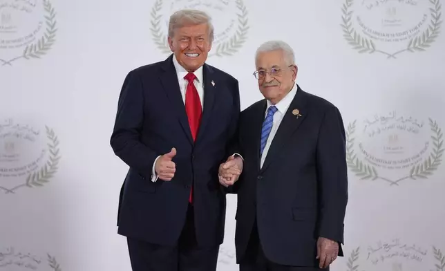 FILE.- President Donald Trump greets Palestinian President Mahmoud Abbas during a summit to support ending the more than two-year Israel-Hamas war in Gaza after a breakthrough ceasefire deal, Monday, Oct. 13, 2025, in Sharm El Sheikh, Egypt. (AP Photo/Evan Vucci, File)