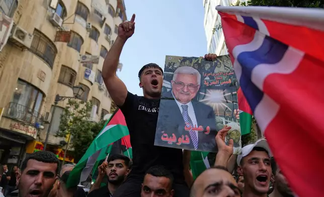 FILE.- Palestinians chant national slogans and carry posters with pictures of President Mahmoud Abbas and read "you kept your promise," during a rally in support for Gaza and celebrating the latest western nations recognitions of the Palestinian state ahead of the United Nations General Assembly meetings, in the West Bank city of Ramallah Tuesday, Sept. 23, 2025. (AP Photo/Nasser Nasser,File)
