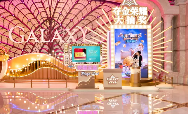 Guests seeing the eye-catching lucky draw counter at Galaxy Macau’s Diamond Lobby will surely be attracted to enter “Gold, Glory and Galaxy” lucky draw by spending or watching shows at Galaxy Macau, and witnessing the table tennis heat at the Galaxy Arena.