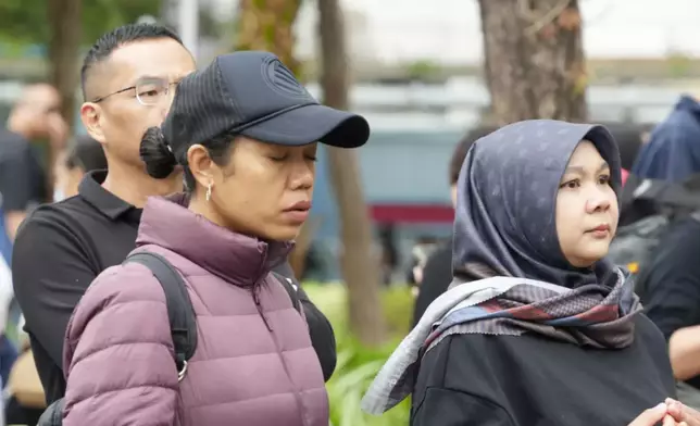 Many foreigners also came to the fire site to express their condolences. Photo by Bastille Post
