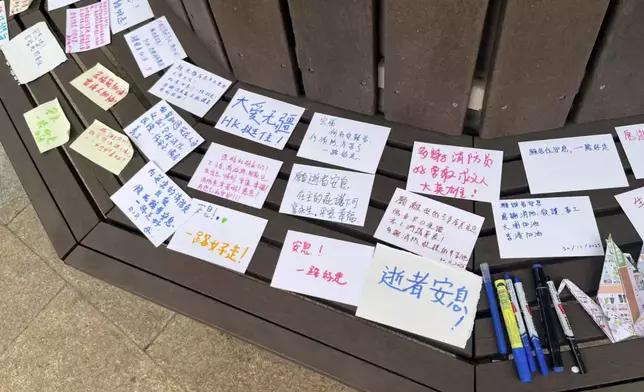 The encouraging words for the firefighters, Photo by Bastille Post