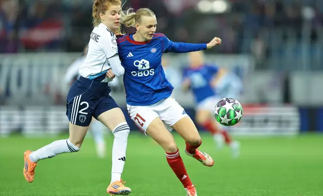 Valerenga's Karina Saevik, right, and Paris FC's Celina Ould Hocine, left, challenge for the ball during the Women's Champions League football match between Valerenga and Paris FC in Oslo, Norway, Wednesday, Dec. 10, 2025. (Thomas Andersen/NTB Scanpix via AP)
