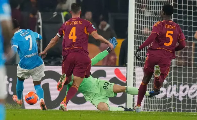 Napoli's David Neres scores is side's first goal during the Serie A soccer match between Roma and Napoli in Rome, Sunday, Nov. 30, 2025. (AP Photo/Gregorio Borgia)