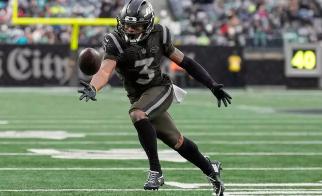 New York Jets wide receiver John Metchie III (3) drops a pass against the Miami Dolphins during the fourth quarter of an NFL football game, Sunday, Dec. 7, 2025, in East Rutherford, N.J. (AP Photo/Yuki Iwamura)