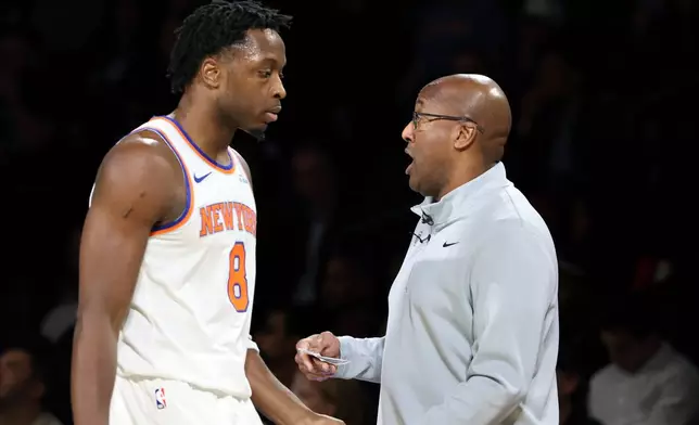 New York Knicks head coach Mike Brown speaks with forward Og Anunoby (8) in the first half of an NBA Cup semifinals basketball game against the Orlando Magic, Saturday, Dec. 13, 2025, in Las Vegas. (AP Photo/Ronda Churchill)