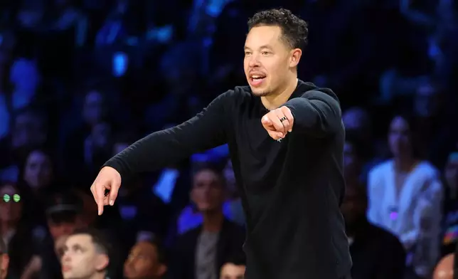 San Antonio Spurs head coach Mitch Johnson calls to his team in the second half of an NBA Cup semifinals basketball game against the Oklahoma City Thunder, Saturday, Dec. 13, 2025, in Las Vegas. (AP Photo/Ronda Churchill)