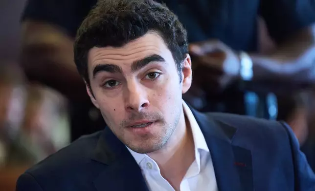 Luigi Mangione appears in Manhattan Criminal Court for an evidence hearing, Thursday , Dec. 18, 2025, in New York. (Curtis Means/Pool Photo via AP)