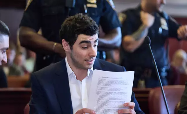 Luigi Mangione appears in Manhattan Criminal Court for an evidence hearing, Thursday , Dec. 18, 2025, in New York. (Curtis Means/Pool Photo via AP)