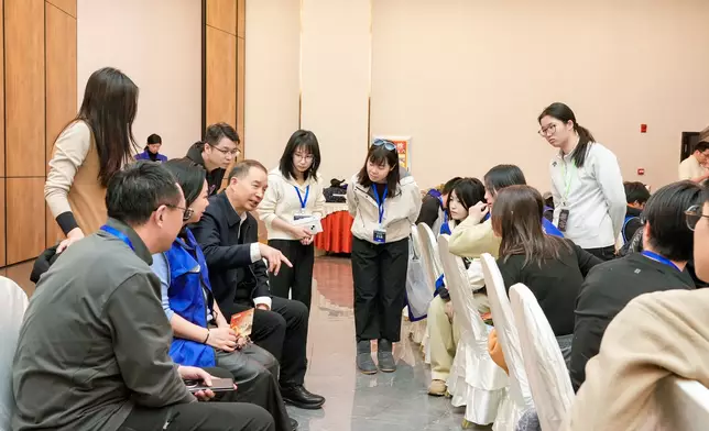 The exchange students and teachers attended a lecture by Commander Shen Xingyun, the first captain of the PLA Astronauts Brigade, and other aerospace scientists